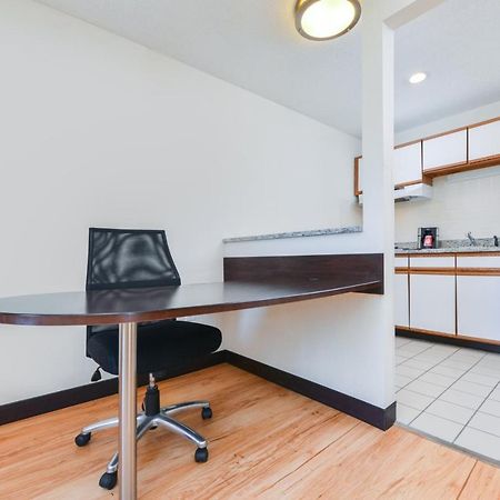 Red Roof Inn Plus+ & Suites Guilford Dış mekan fotoğraf