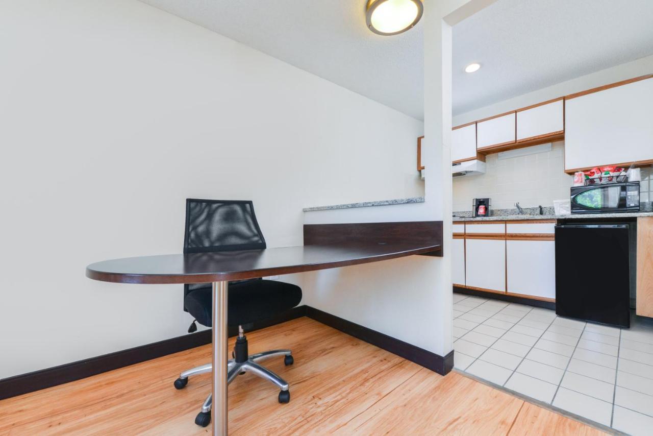 Red Roof Inn Plus+ & Suites Guilford Dış mekan fotoğraf