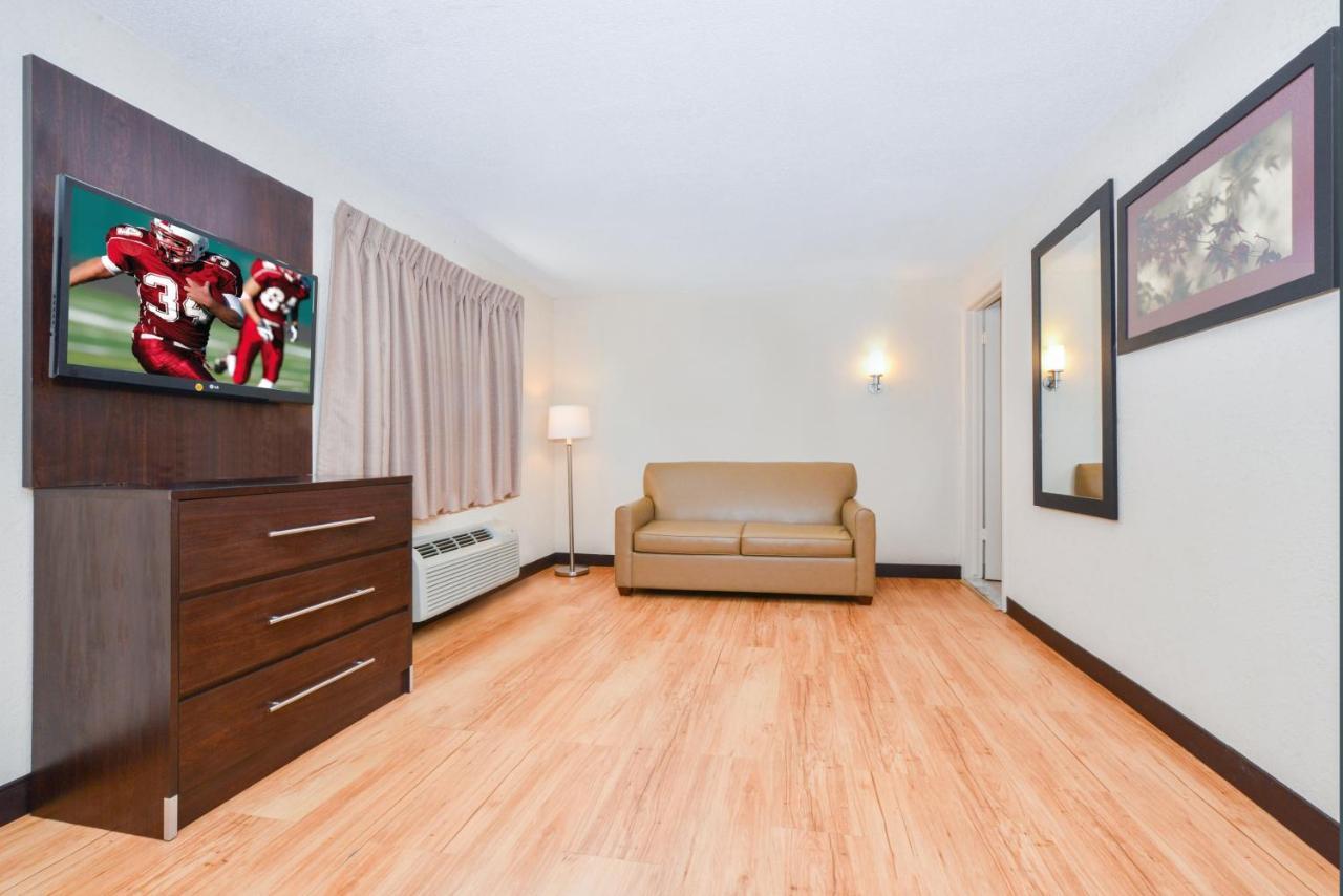 Red Roof Inn Plus+ & Suites Guilford Dış mekan fotoğraf