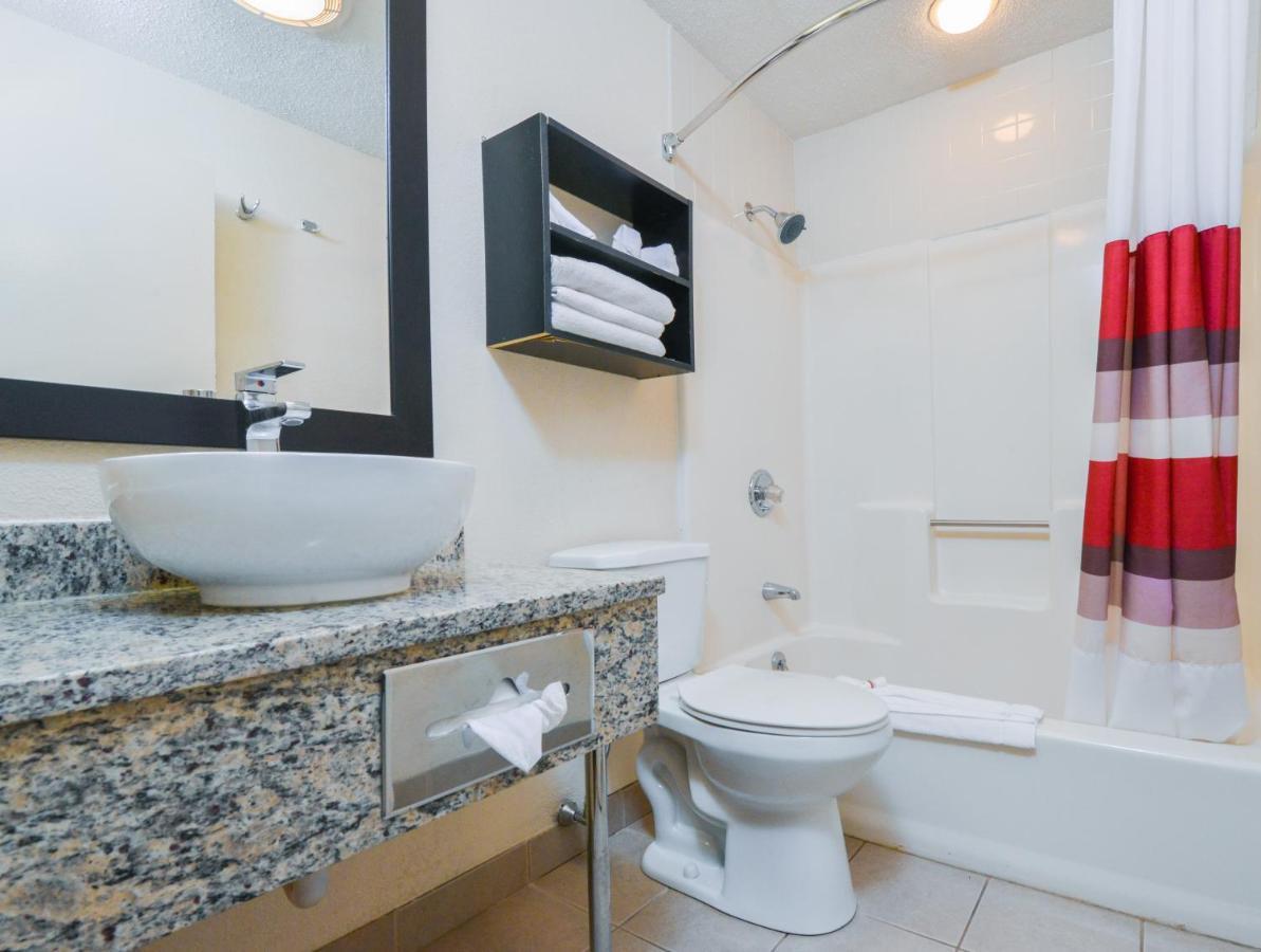 Red Roof Inn Plus+ & Suites Guilford Dış mekan fotoğraf