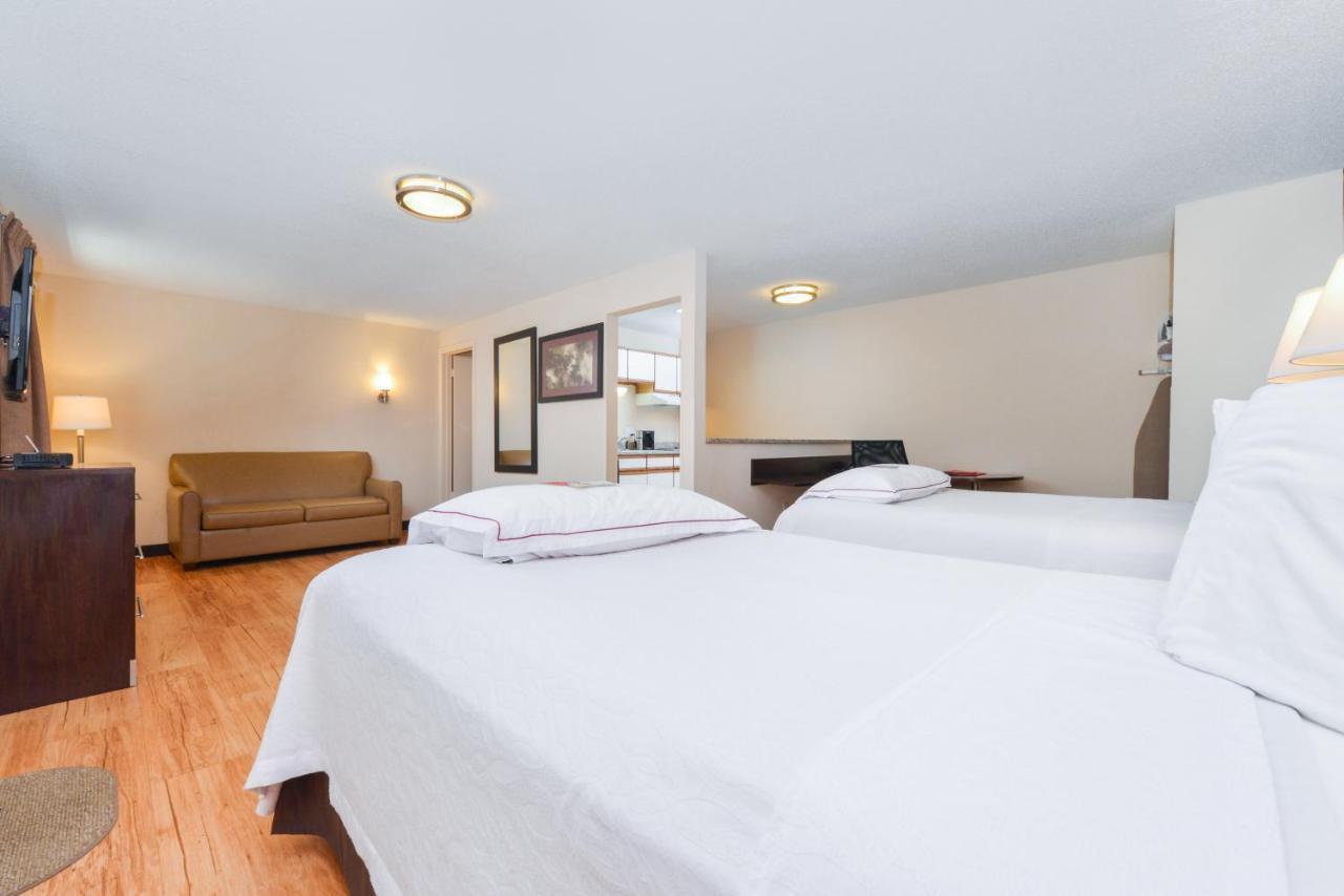 Red Roof Inn Plus+ & Suites Guilford Dış mekan fotoğraf