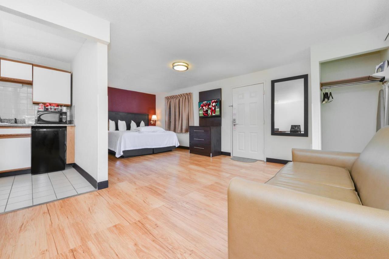 Red Roof Inn Plus+ & Suites Guilford Dış mekan fotoğraf