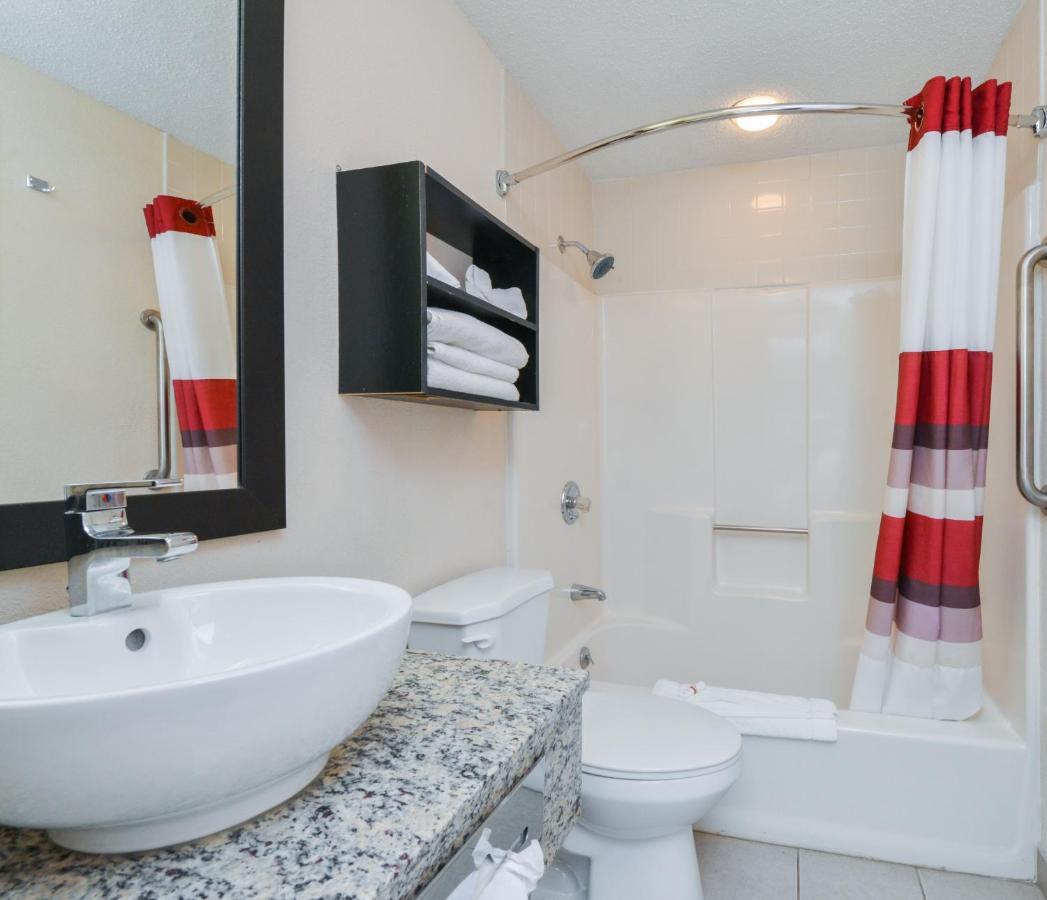 Red Roof Inn Plus+ & Suites Guilford Dış mekan fotoğraf