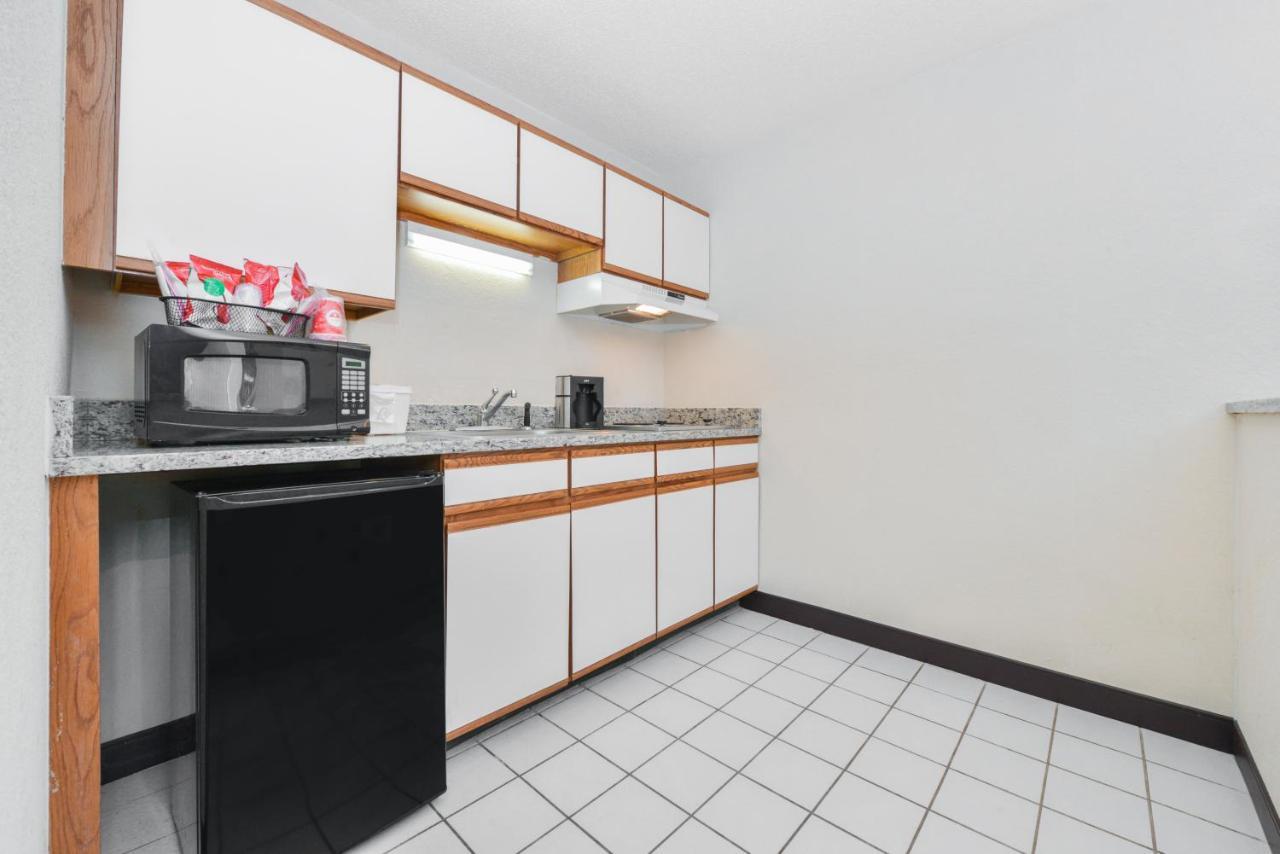 Red Roof Inn Plus+ & Suites Guilford Dış mekan fotoğraf