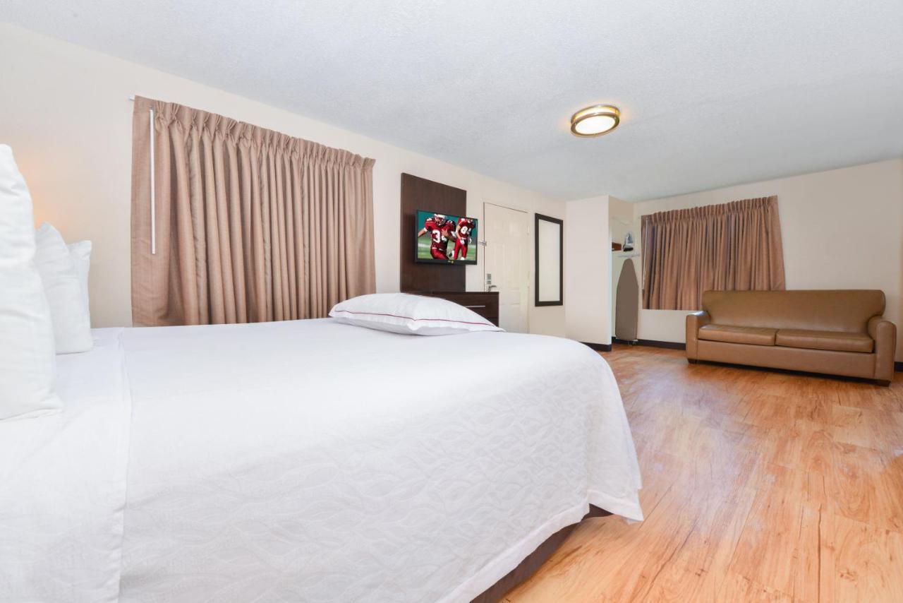 Red Roof Inn Plus+ & Suites Guilford Dış mekan fotoğraf