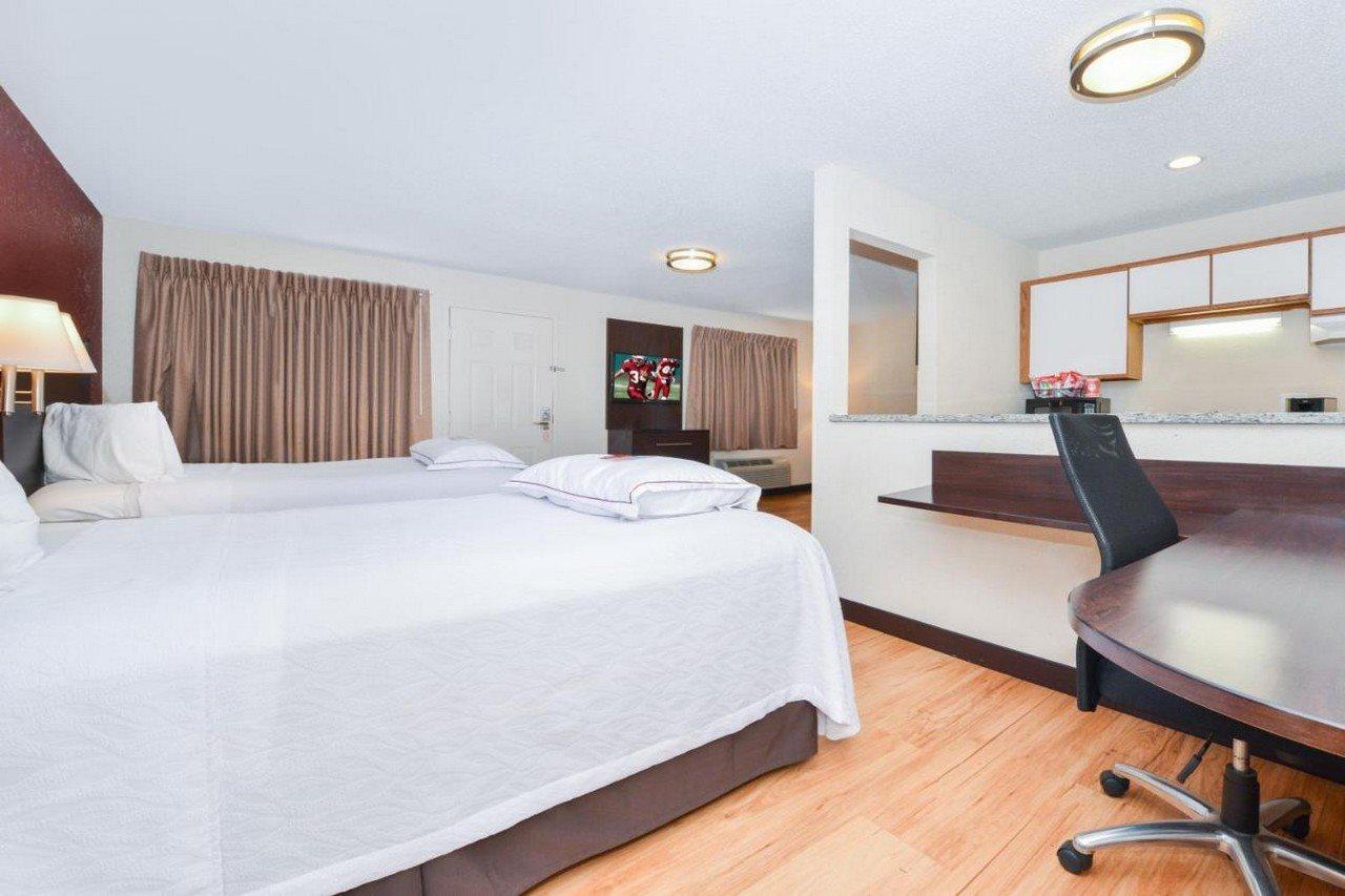 Red Roof Inn Plus+ & Suites Guilford Dış mekan fotoğraf