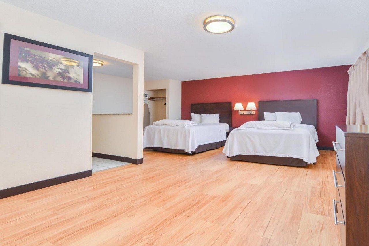 Red Roof Inn Plus+ & Suites Guilford Dış mekan fotoğraf