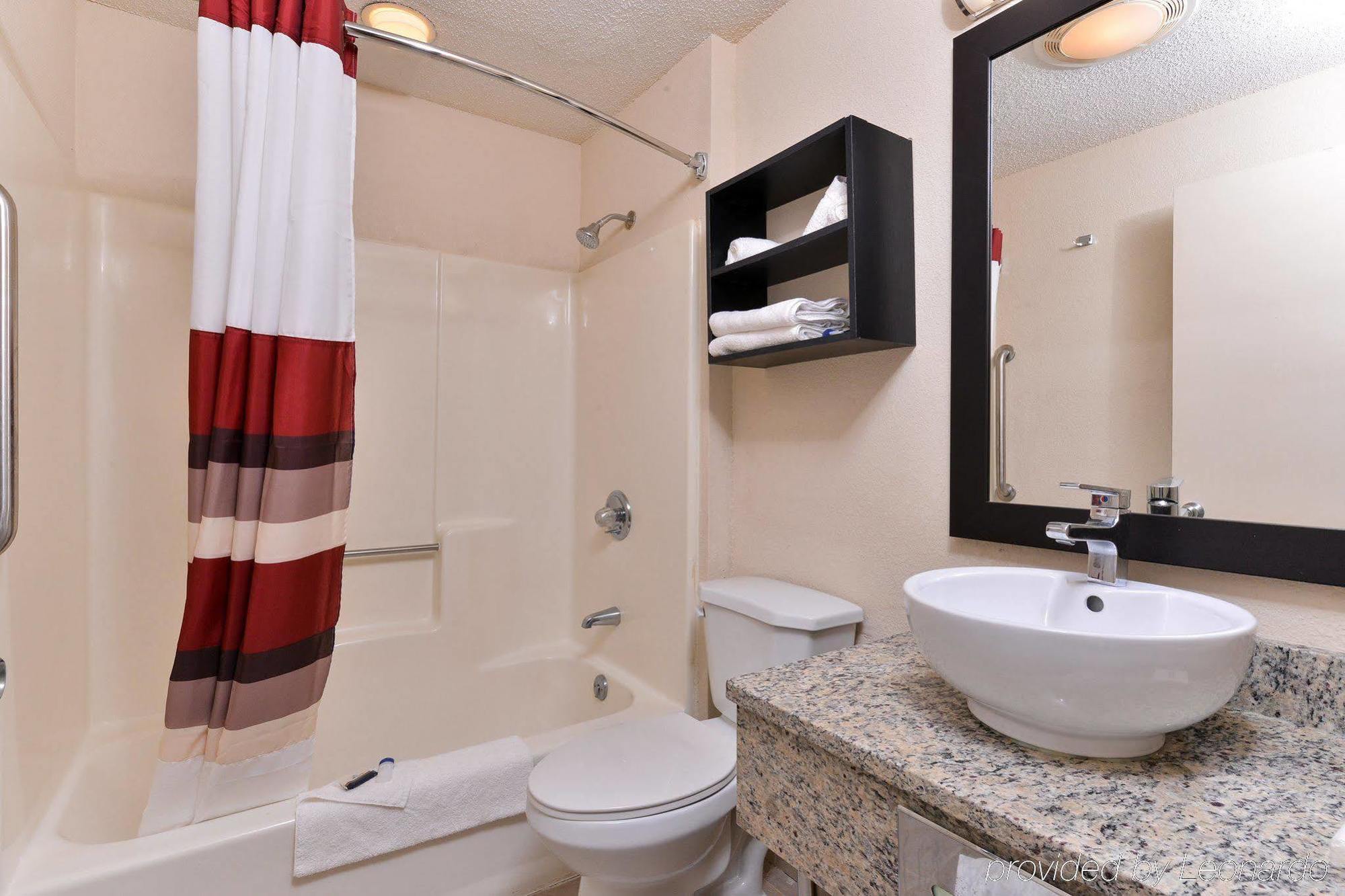 Red Roof Inn Plus+ & Suites Guilford Dış mekan fotoğraf