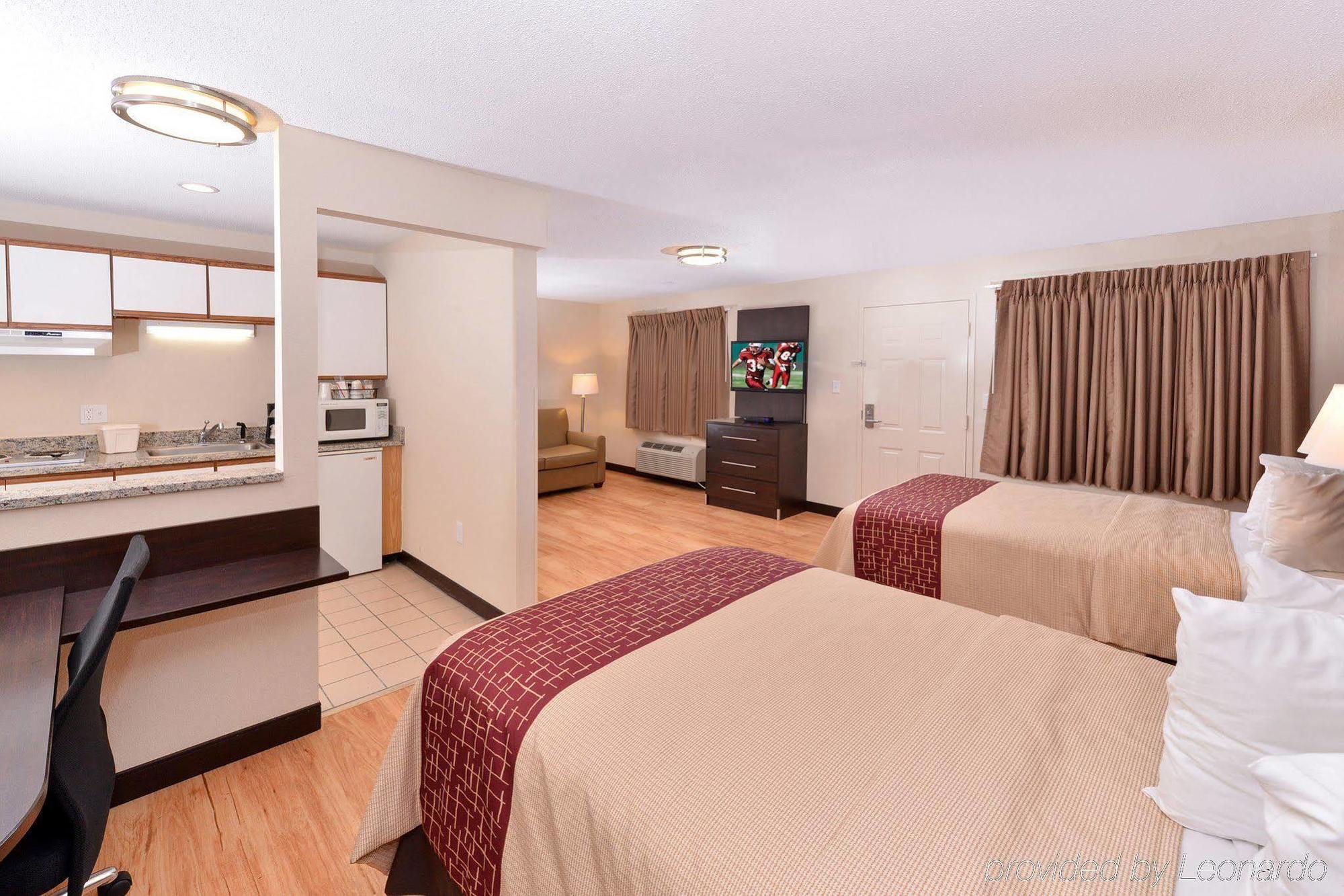 Red Roof Inn Plus+ & Suites Guilford Dış mekan fotoğraf