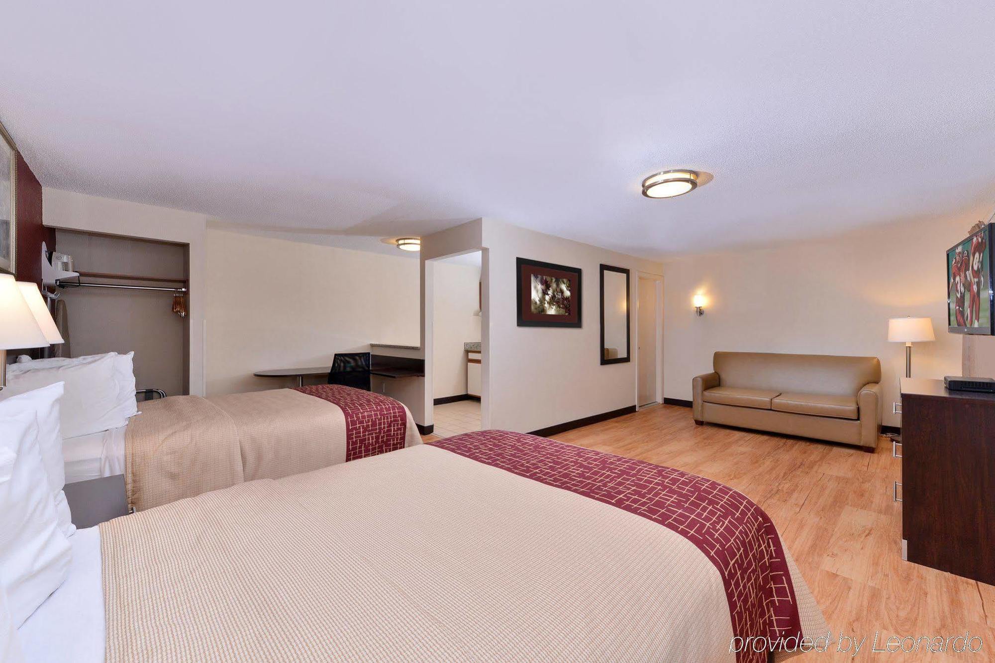 Red Roof Inn Plus+ & Suites Guilford Dış mekan fotoğraf