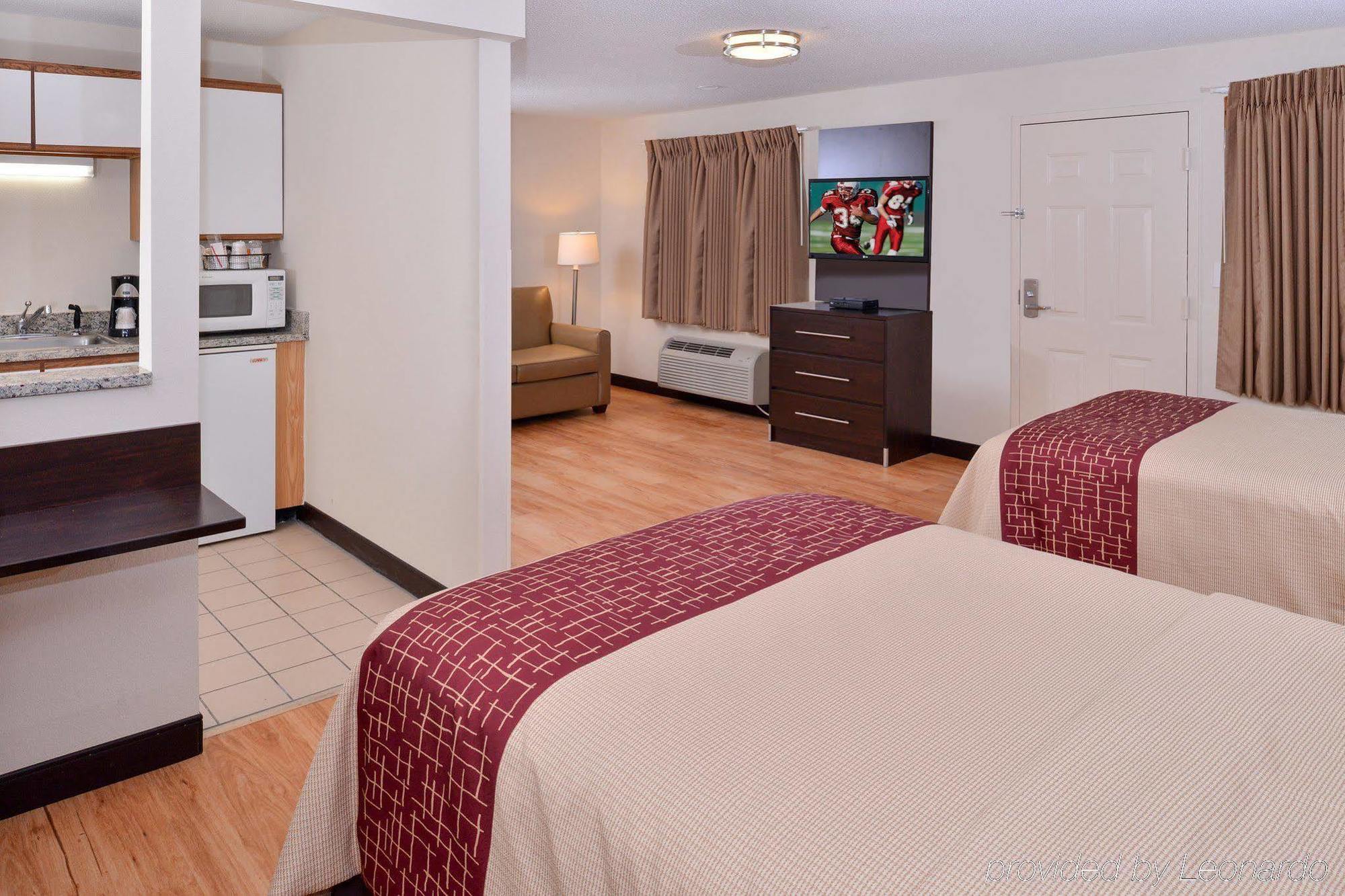 Red Roof Inn Plus+ & Suites Guilford Dış mekan fotoğraf