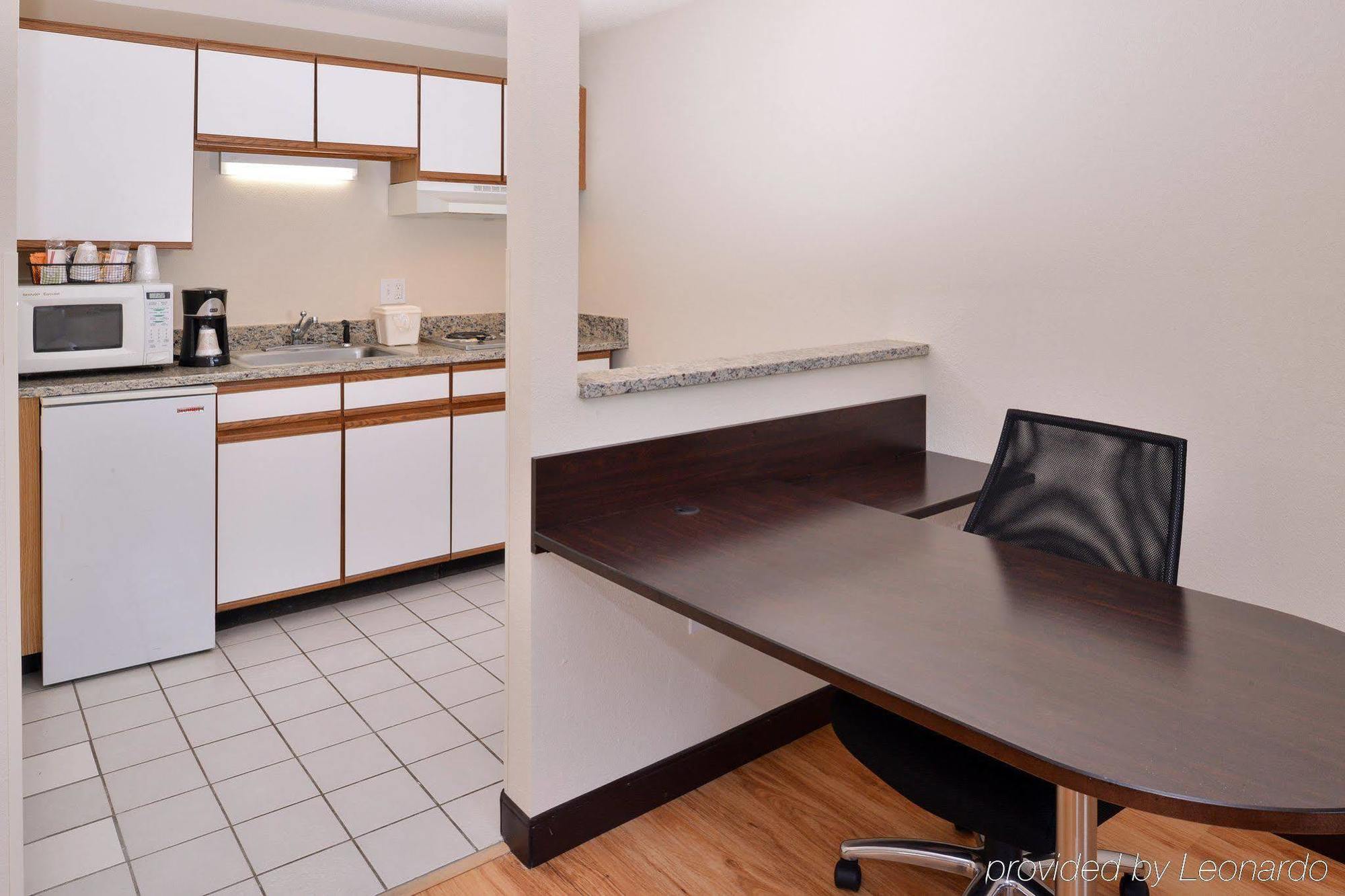 Red Roof Inn Plus+ & Suites Guilford Dış mekan fotoğraf