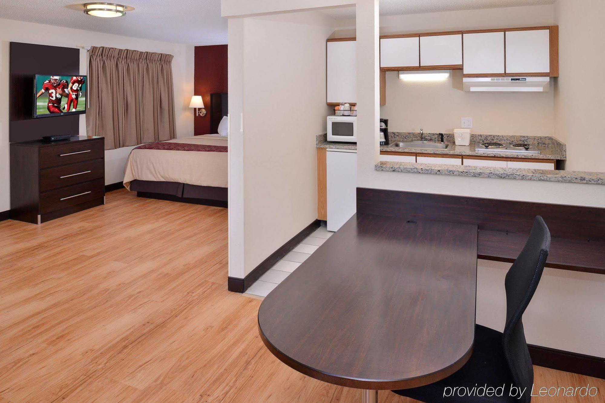 Red Roof Inn Plus+ & Suites Guilford Dış mekan fotoğraf