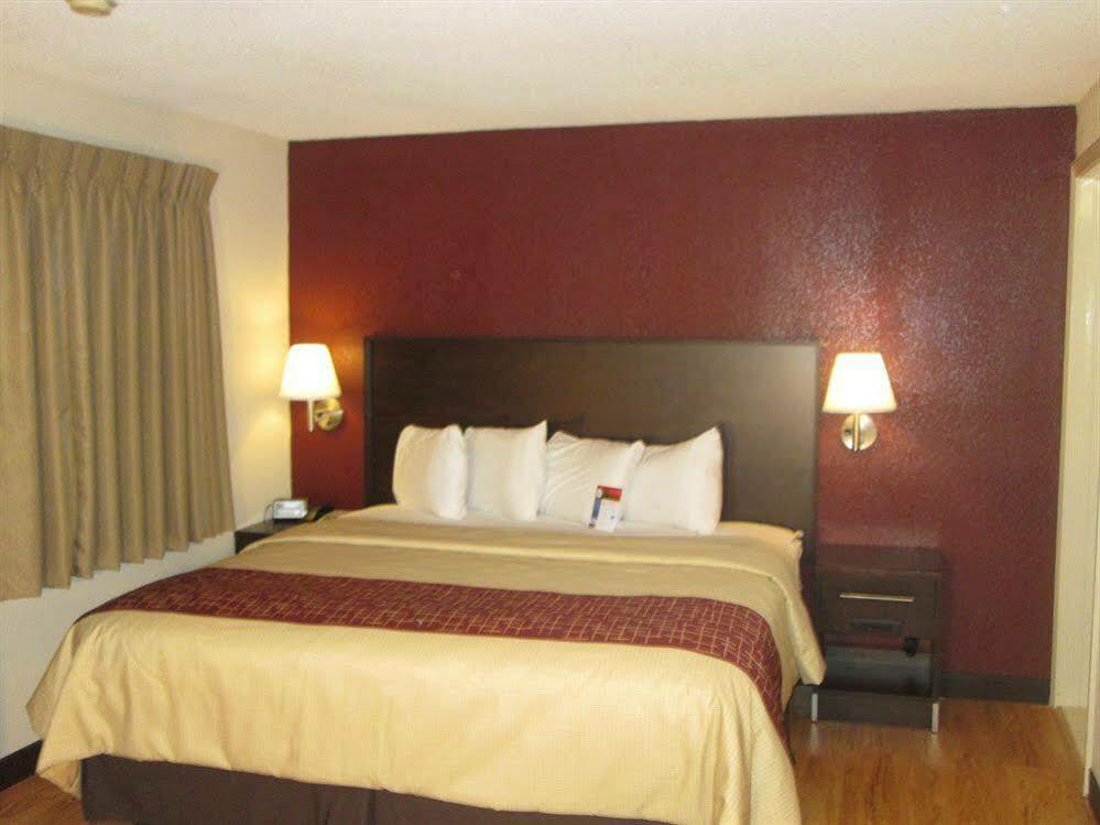 Red Roof Inn Plus+ & Suites Guilford Dış mekan fotoğraf