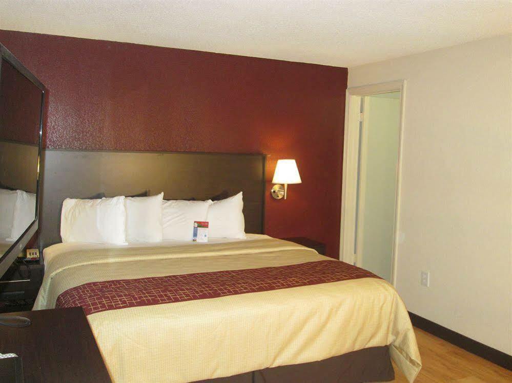 Red Roof Inn Plus+ & Suites Guilford Dış mekan fotoğraf