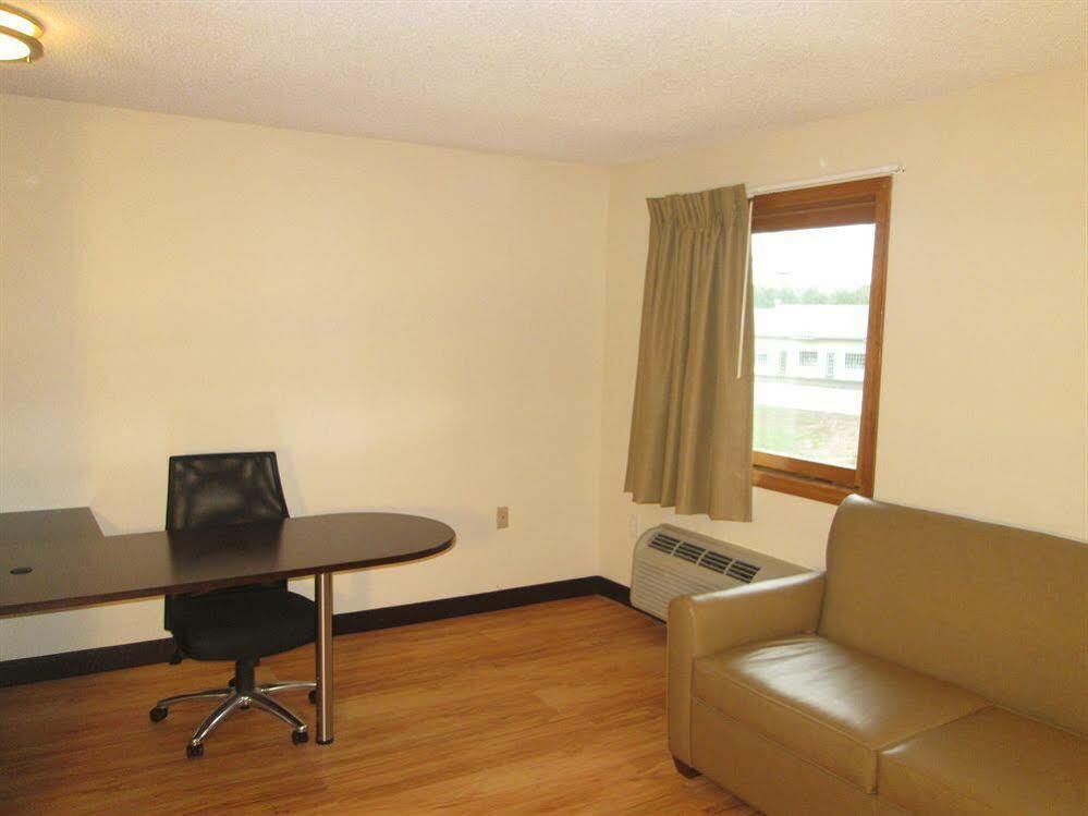 Red Roof Inn Plus+ & Suites Guilford Dış mekan fotoğraf